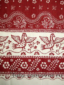 Скатерть "Птица", красная с кружевами, 150х250